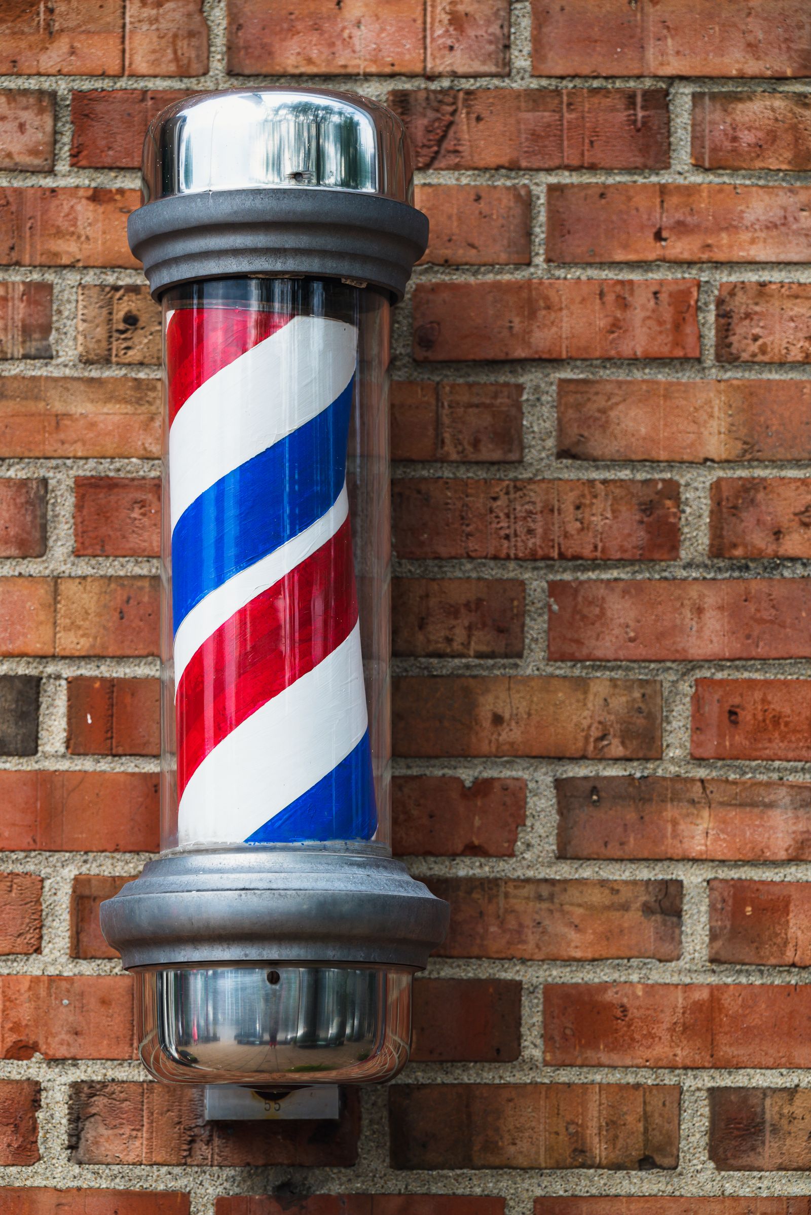 Klassischer Barber-Pole an einer Ziegelwand