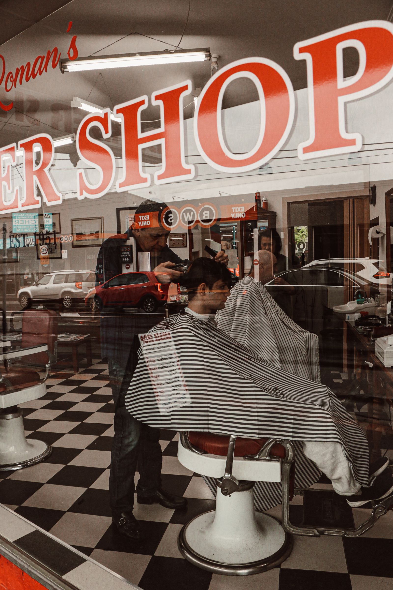 Barbershop von außen mit Schriftzug
