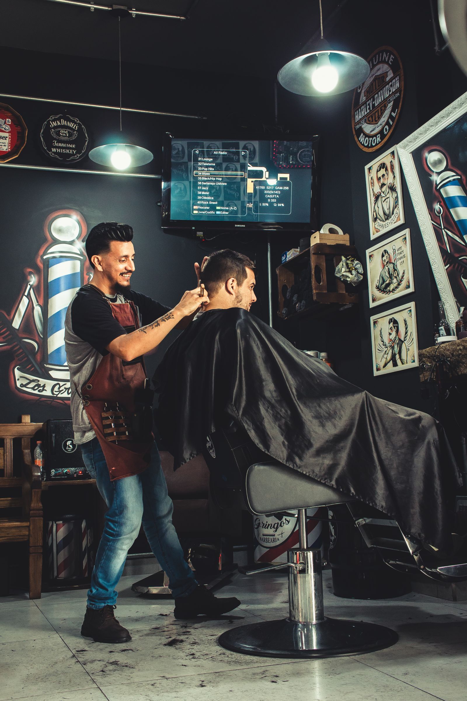 Barbier beim präzisen Haarschnitt an einem Kunden im Barber Shop Viersen