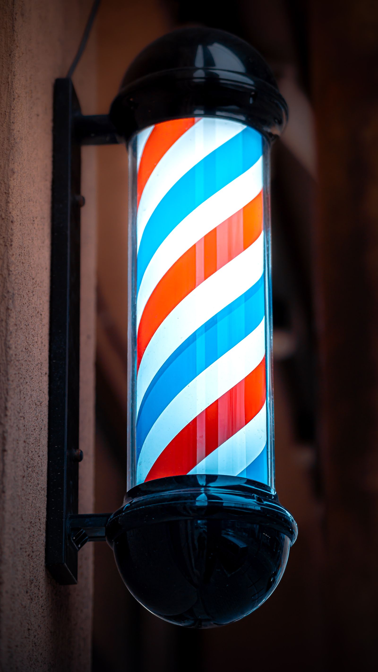 Klassischer Barber-Pole in Rot-Weiß-Blau