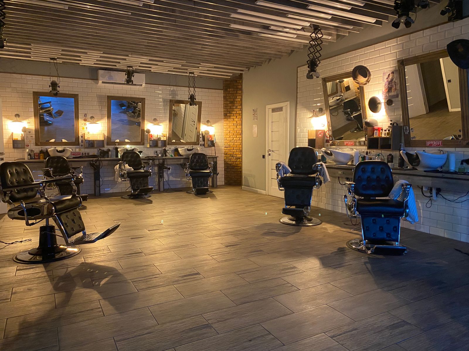 Warmes Interieur mit mehreren Barber-Stühlen